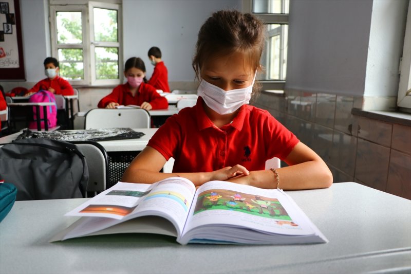 Oğlu Ali Kemal Can’ın lösemi hastası olduğunu, bu yüzden maske ve mesafenin hayatlarında hep olduğunu dile getiren anne Şerife Can ise şunları söyledi: