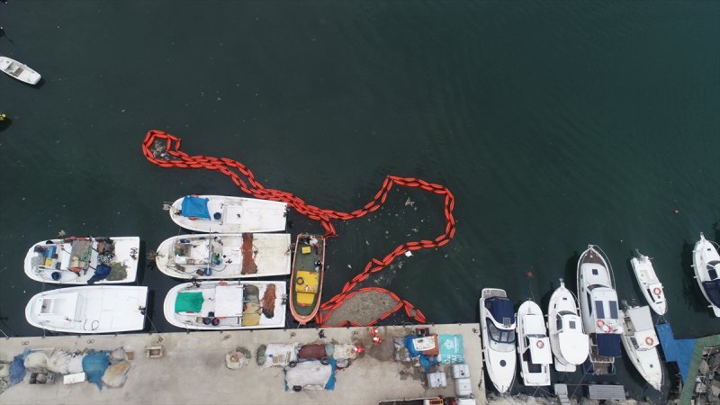 Çanakkale Marina'nın kuytu bölgelerinde biriken müsilaj ise teknelerin çevresini sardı.