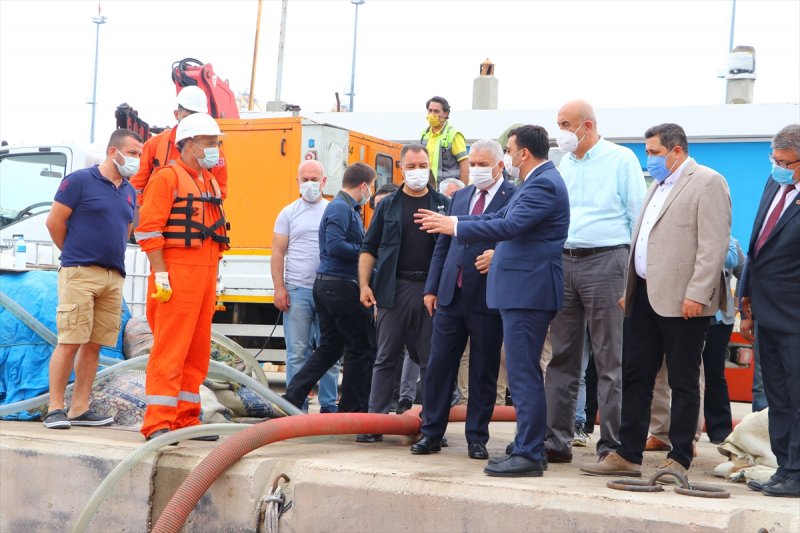 Kocaeli'deki İzmit Körfezi'nde deniz temizliği seferberliği sürdürülüyor.