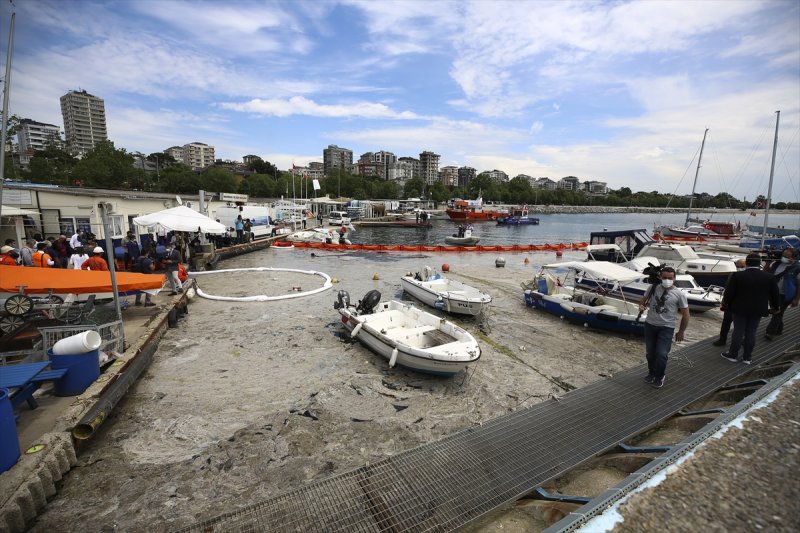 Çanakkale'de sabah saatlerinde rüzgarla yön değiştiren müsilaj, öğleden itibaren Kordon Boyu kıyılarında etkisini artırdı.