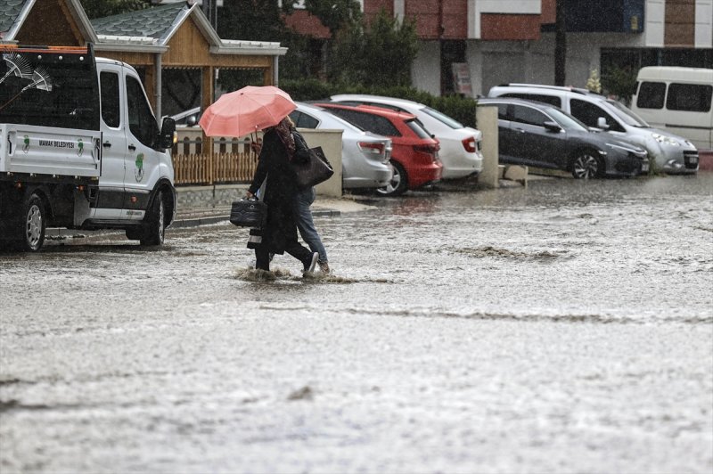 Ankara'da caddeleri sel bastı #23