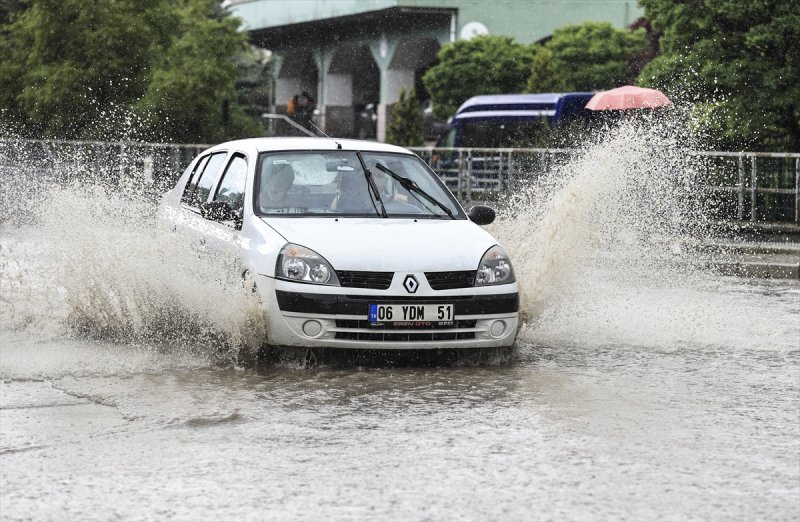 Ankara'da caddeleri sel bastı #22