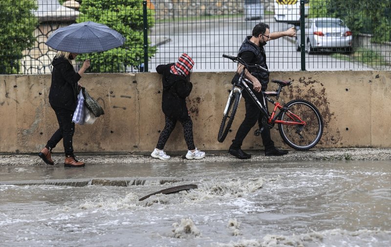 Ankara'da caddeleri sel bastı #21
