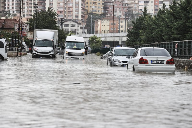Ankara'da caddeleri sel bastı #20