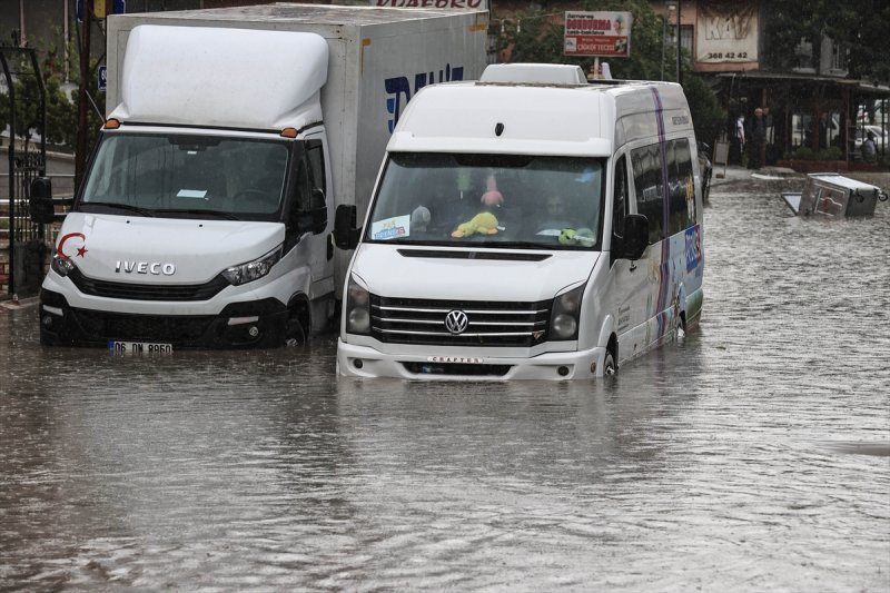 Ankara'da caddeleri sel bastı #16