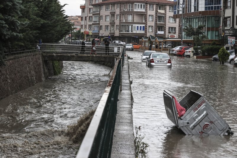 Ankara'da caddeleri sel bastı #15