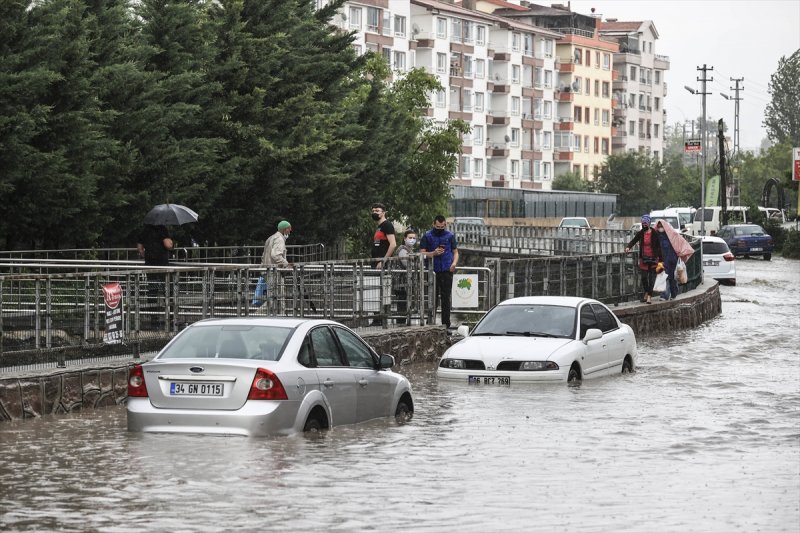 Ankara'da caddeleri sel bastı #14