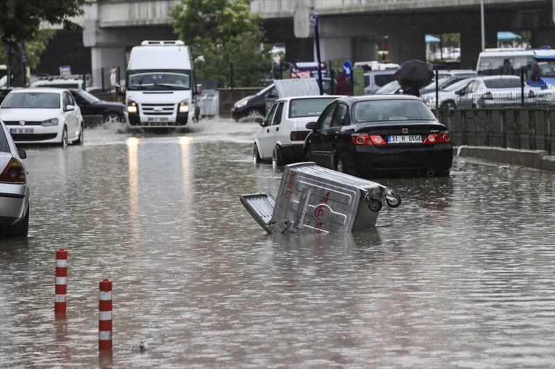 Ankara'da caddeleri sel bastı #13