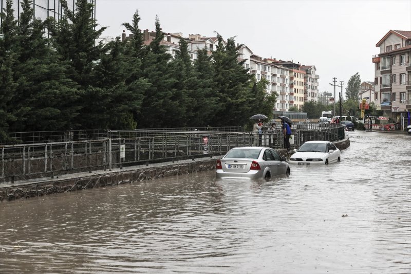Ankara'da caddeleri sel bastı #12