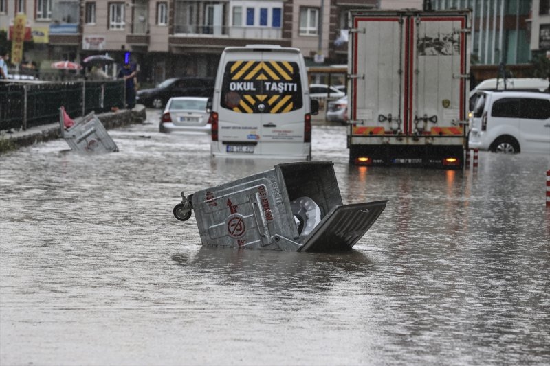 Öte yandan Vali Vasip Şahin, yaptığı açıklamada, gün içerisinde kısa süreli etkili olan sağanağın yer yer sel ve su baskınlarına neden olduğunu söyledi.