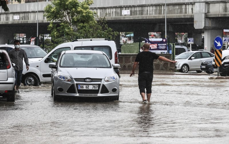 Meteoroloji'nin tahminlerine göre sağanak yağış, Ankara ve çevresinde etkisini sürdürecek.
