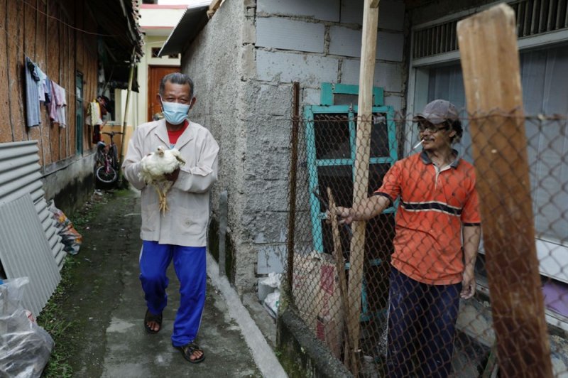 Tayland'ın Mae Chaem ilçesinde aşı olanlar ücretsiz olarak inek kazanmak için çekilişe girme hakkı elde ediyor.