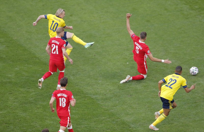 Euro 2020 İsveç - Polonya maçından kareler