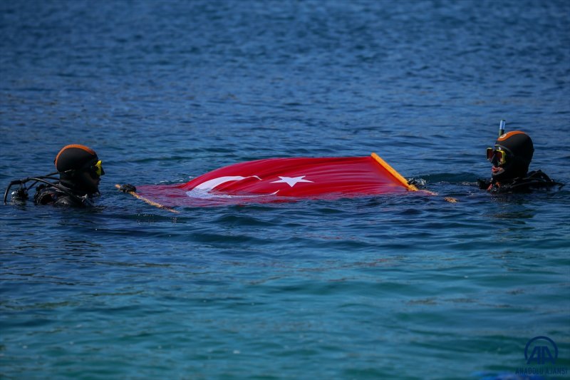 Altı ay süren kursta komandolar, yerleşim merkezinde muharebe, özel operasyonlar, nokta operasyonları, silah bilgisi, atış ve keskin nişancı, harita bilgisi, dağcılık, ilk yardım gibi çeşitli konularda da eğitim görüyor.
