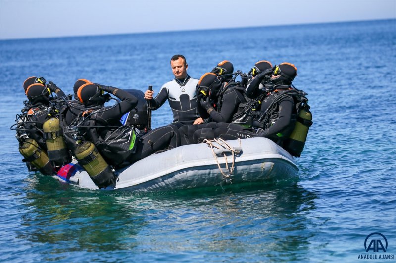 Komandolarımız ayrıca patlayıcı madde ve EYP, ilk yardım, keskin nişancı, paraşüt, dalış, bot operatörlüğü, helikopterden atma-toplama, kayak ve yakın boğuşma konularında da özel eğitim almaktadır.