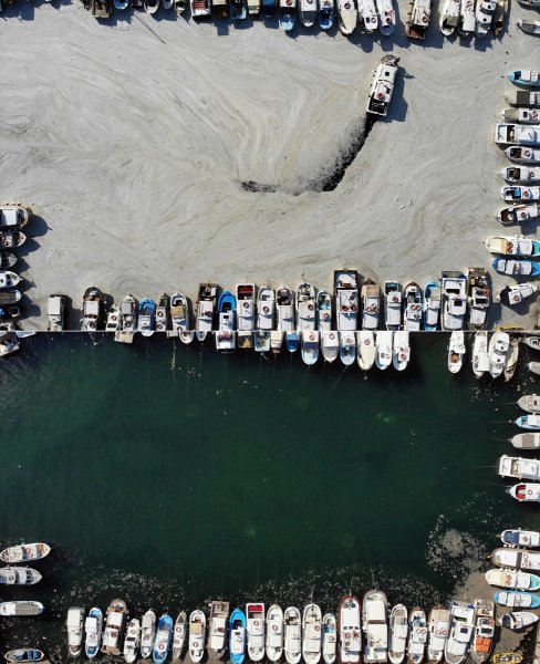 Güney sahili boyunca yüzeyde neredeyse yok denilecek kadar azalan müsilajın durumu, aynı açılardan drone ile havadan da görüntülendi.