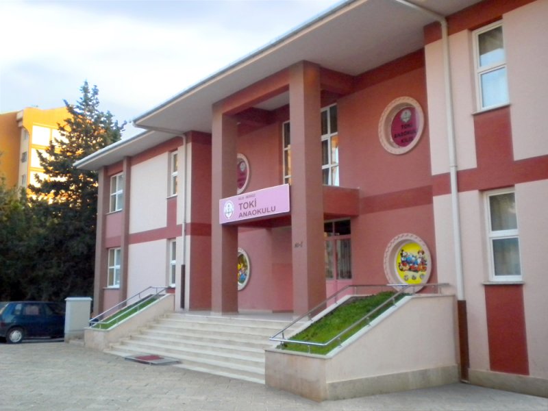 Okul öncesi eğitime inşa edilen kreş ve anaokulları ile destek verildi.