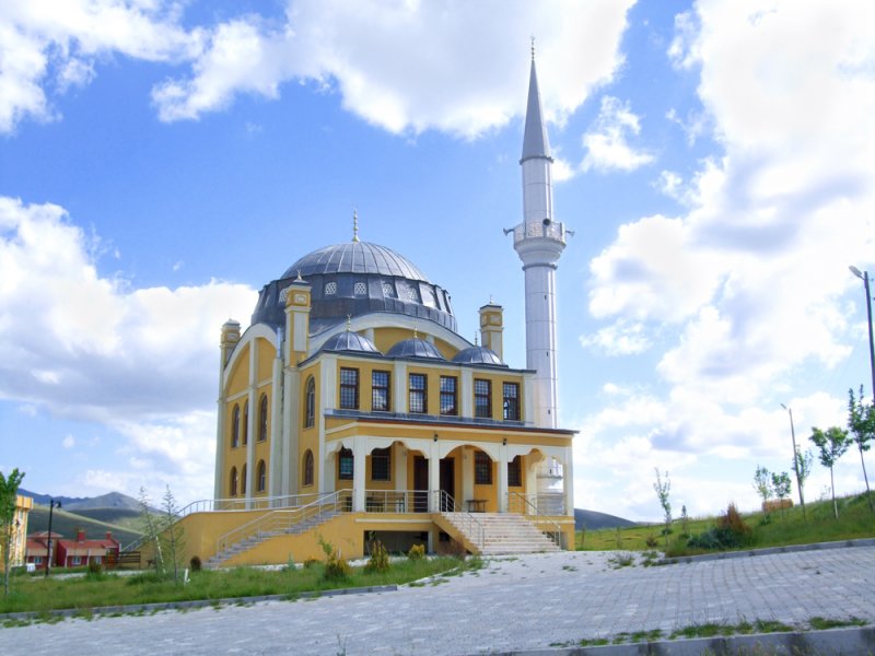 Farklı bölgelerde inşa edilen camiler vatandaşların hizmetine sunuldu