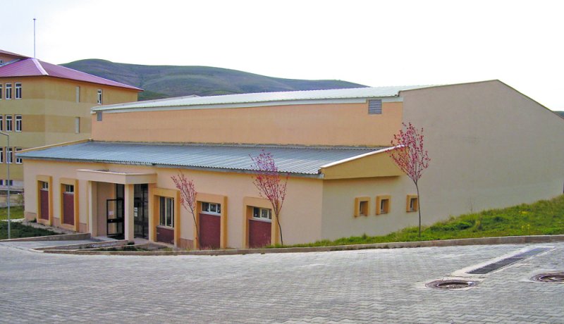 İnşa edilen spor salonları vatandaşların hizmetine sunuldu.