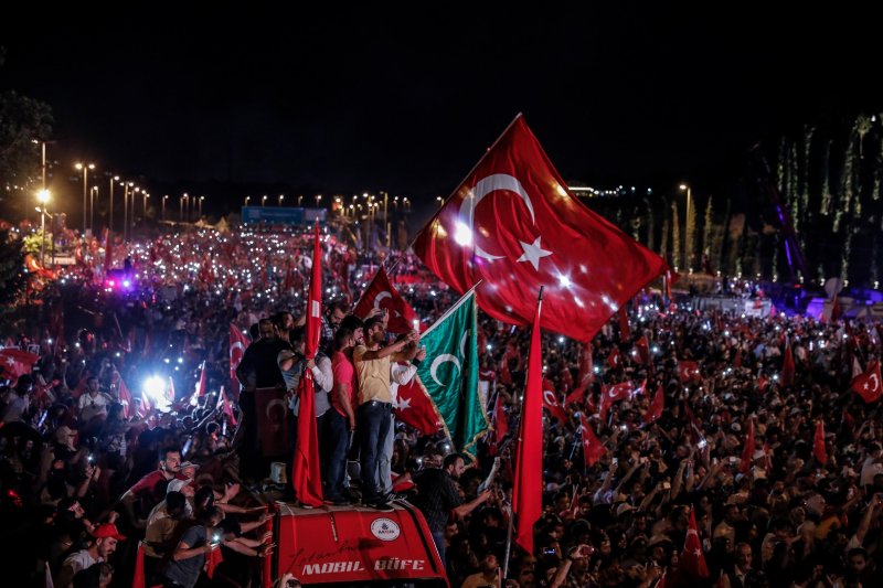 Hainler, köprüde darbeye direnen vatandaşların üzerine ateş etti.