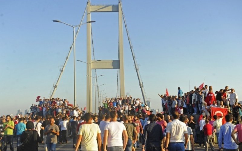 En karanlık gecenin sabahında köprü vatandaşlar tarafından kurtarıldı. Ancak orada birçok vatandaşımız şehit düştü.