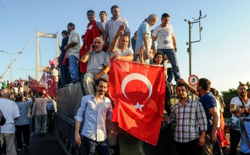 O gece anlatmakla bitmeyecek kadar uzun bir geceydi.. Darbeci hainler amacına ulaşamadı.