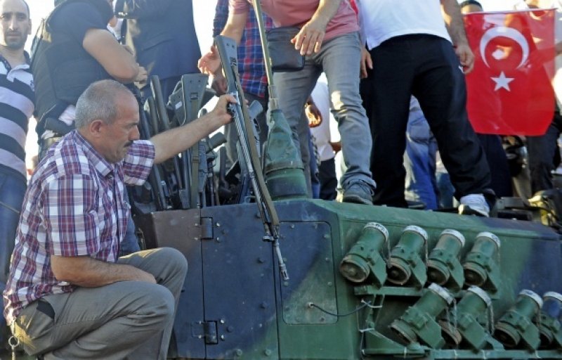 Millet ve darbeye karşı çıkan askerler, hain girişimi bastırdı.