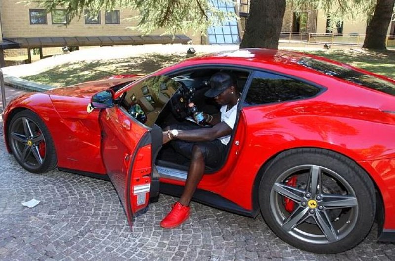 İtalya'dan özel getirdiği Ferrari'nin anahtarını taraftarlarına vererek onlara yeni araçla birer tur attırdı.