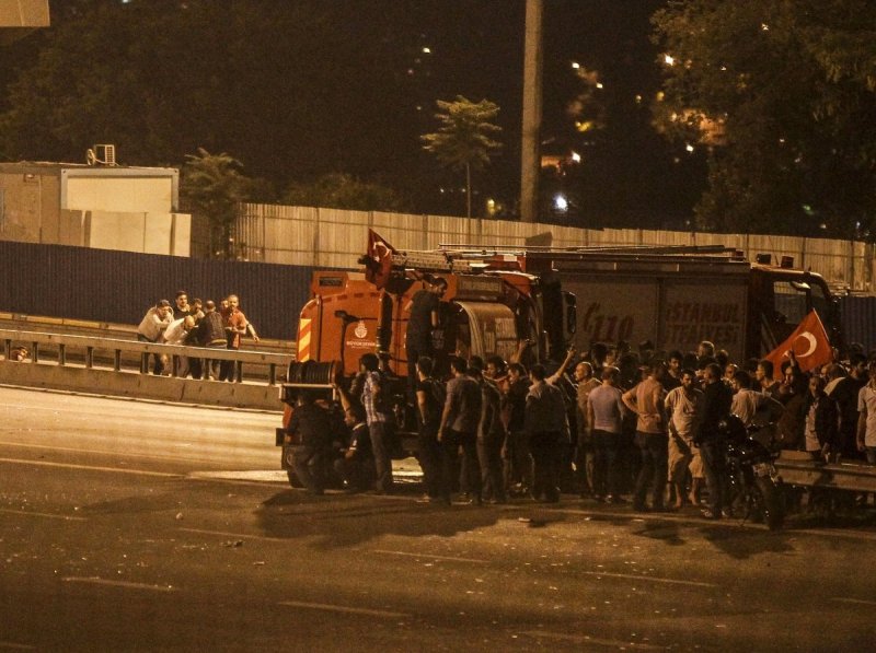 FETÖ'cü hainlerin Gölbaşı'ndaki Emniyet Genel Müdürlüğü Havacılık Daire Başkanlığı dışındaki diğer hedefi ise Boğaziçi Köprüsü oldu.