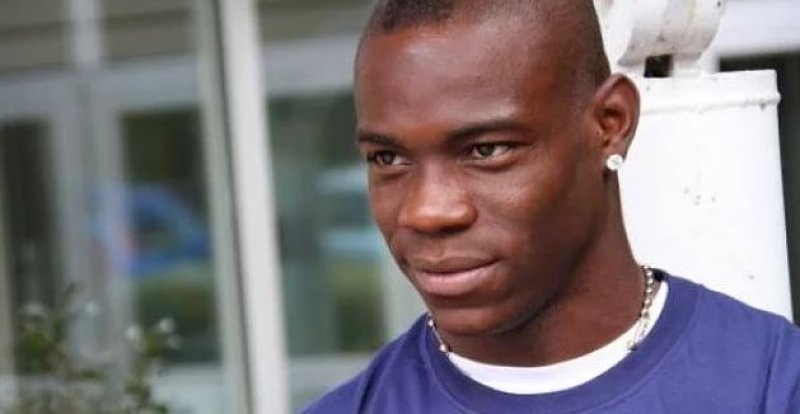 Çocuk bir hayranı Mario'dan antrenman sonrası imza istedi. Mario çocuğa neden o saatte okulda olmadığını sordu. Çocuk da okulda kendini rahatsız edenler olduğunu söyledi. Mario çocuk ve annesiyle aracına atladı. Hayranını rahatsız eden çocuğu azarladıktan sonra okulun müdürüne gidip konuyu onunla tartıştı.