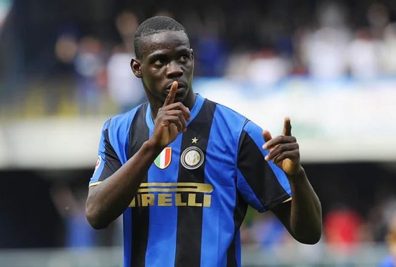 Inter forması giyerken ezeli rakibi Milan formasıyla röportaj verdi.