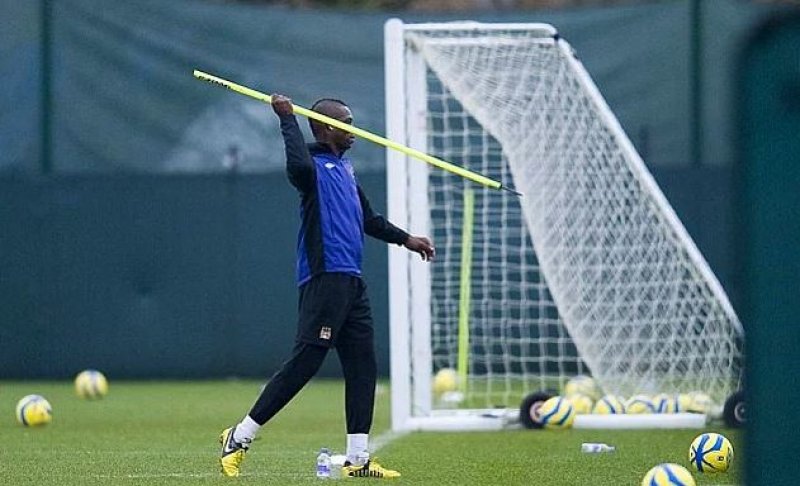 Balotelli idman çıkışı takımın altyapı oyuncularına dart atarken yakalandı. 100 bin dolar cezaya çarptırılan futbolcu bunu sadece sıkıldığı için yaptığını söyledi.