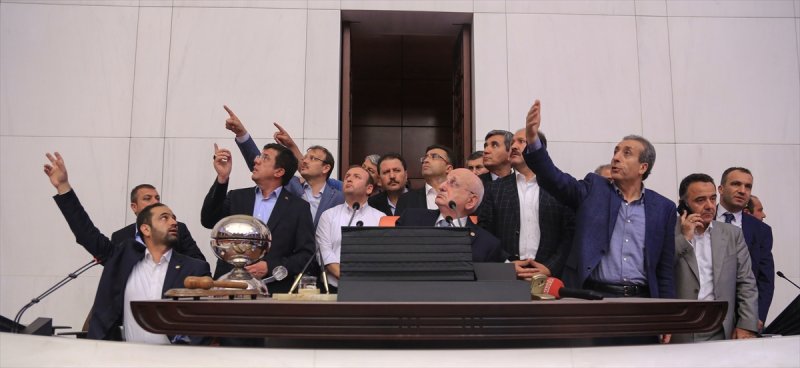 İstanbul Atatürk Havalimanı Kontrol Kulesini işgal eden darbeciler, polis özel harekat ekiplerince etkisiz hale getirildikten hemen sonra Cumhurbaşkanı Erdoğan'ı taşıyan ATA uçağı piste teker bastı. Erdoğan'ı havalimanında binlerce vatandaş karşıladı. İstanbul'daki gelişmenin ardından TBMM bir kez daha darbecilerin saldırısına maruz kaldı. Eski pilot yüzbaşı Hüseyin Türk, 03.24 ve 03.25'te F-16 uçağıyla TBMM'yi ikinci kez bombaladı. O esnada dönemin Adalet Bakanı Bekir Bozdağ, Meclis kürsüsünden