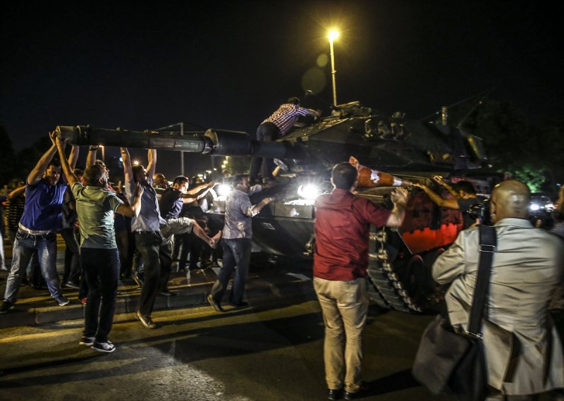 Darbeciler, 21.16'da Silahlı Kuvvetler Harekat Merkezi'nin giriş çıkışını kontrol altına alırken, Akıncı Üssü'nden hareket eden darbeci bordo berelilerin otobüsü Genelkurmay Karargahı'na ulaştı. Eski Genelkurmay Emniyet Subayı Yarbay Gökhan Eski'nin karşıladığı 33 kişilik ekip, Genelkurmay Başkanı Akar'ın kullandığı 1-A kapısından komuta katına çıktı. Saat 21.37'de, Genelkurmay Başkanlığı Mesaj ve Evrak Dağıtım Sistemi (MEDAS) üzerinden
