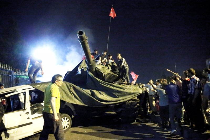 Saat 22.08 itibarıyla Akıncı Üssü'nden havalanan F-16'lar Ankara üzerinde alçak uçuşa başladı. Keşif ve koordinat belirleme amacıyla Kayseri'den getirilen GÖREN uçağı 22.20'de Akıncı Üssü'nden havalandı. Kısa süre sonra uçağın sistemine Ankara Gölbaşı'nda konuşlu Polis Özel Harekat Başkanlığı koordinatları girildi. Saat 03.00'e kadar havada kalan uçak, Ankara'yı bombalayan pilotlara görüntü iletme, lazerle işaretleme, koordinat ve hava trafiği bilgilerini verdi. Darbecilerce 22.21'de bakanlıklara
