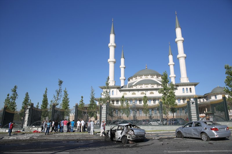 Darbecilerin kontrolündeki helikopterler, 00.02'de Yenimahalle'deki MİT yerleşkesini taradı. Darbeci yarbay Ümit Gençer, 00.13'te TRT'yi işgal etti ve darbe bildirisini okuttu. Saat 00.24'ü gösterdiğinde CNN Türk'e bağlanan Cumhurbaşkanı Recep Tayyip Erdoğan, darbe girişiminin seyrini değiştiren tarihi konuşmasını yaptı ve
