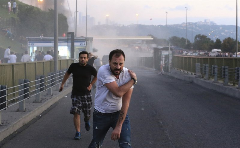 Diyarbakır'dan bir tabur bordo bereli askerle havalanan darbeci Semih Terzi'nin uçağı Etimesgut Havalimanı'na 01.13'te indi. Darbecilerin tehdidine rağmen 01.39'da TBMM Genel Kurul Salonu açıldı.