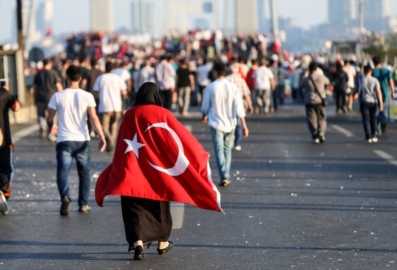 Diyarbakır 8. Ana Jet Üs Komutanlığından 22.35'te mühimmat yüklü 6 F-16 havalandı. Ankara semalarına vardıklarında alçak uçuşa başlayan uçaklar, daha sonra Akıncı Üssü'ne geçti. Darbeciler 22.54'te