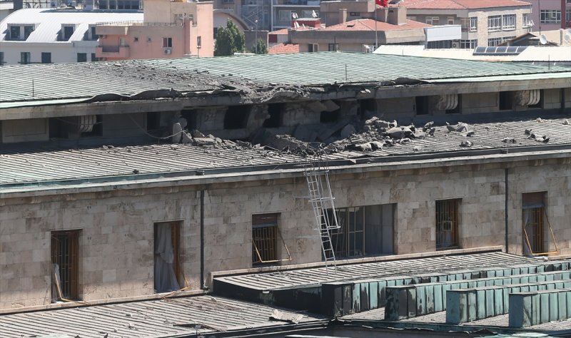 Başbakan Yıldırım, 04.36'da Korgeneral Ziya Kemal Kadıoğlu'na darbecilerin kontrolündeki uçakları düşürme yetkisi verdi. Kadıoğlu'nun talimatıyla Erzurum ve İncirlik'teki pilotlara, darbecilerin kullandığı uçakları düşürme yetkisiyle kalkmaları emredildi. Bu talimattan kısa süre sonra Ankara üzerindeki 4 F-16, 1 helikopter ve tanker uçağının dışındaki hava araçları üslerine dönmek zorunda kaldı. Cumhurbaşkanı Erdoğan'ın Marmaris'te konakladığı ve gece yarısı ayrıldığı otele helikopterlerden ateş açıldı. Oteli ablukaya alan darbeciler, koruma polisi Mehmet Çetin ve Nedip Cengiz Eker'i şehit etti. Saat 05.14'ü gösterdiğinde darbeci pilotlara karşı uçak düşürme yetkisiyle kalkan uçaklara angajman yetkisi verildi. Birkaç dakika sonra Nakkaştepe Uçuş Tabur Komutanlığı'na, Stinger füzelerinin cephanelikten çıkarılıp mevzi alınması emri verildi.
