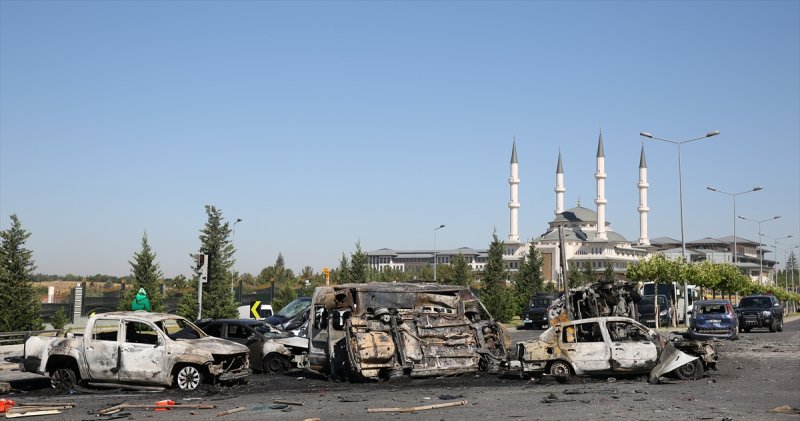 Darbenin başarısız olduğunu anlayan İstanbul Boğaziçi Köprüsü'ndeki darbeciler, teslim olmaya başladı. Sabahın ilk saatlerinde Başbakan Yıldırım, Genelkurmay Başkanlığına vekaleten dönemin 1. Ordu Komutanı Orgeneral Ümit Dündar'ın atandığını açıkladı. Saat 08.26'yı gösterdiğinde darbecilerin alıkoyduğu Genelkurmay Başkanı Akar, Akıncı Üssü'nden helikopterle Çankaya Köşkü'ne götürüldü. Polis Özel Harekat 08.36'da, Jandarma Genel Komutanlığı'ndaki darbecilere operasyon düzenledi. Yaklaşık bir saat sonra Genelkurmay Başkanlığı Karargahı'ndan çıkan 200'e yakın asker de polise teslim oldu. Cumhurbaşkanı Erdoğan ve Milli Savunma Bakanı Fikri Işık'ın talimatıyla uçakların kalkış yapmasını engellemek için 11.16'da Akıncı Üssü ana pisti vuruldu. Saat 12.57'de Başbakan Yıldırım, Bakan Fikri Işık ve Genelkurmay Başkanı Akar ile Çankaya Köşkü'nde düzenlediği basın toplantısında darbe teşebbüsünün bastırıldığını açıkladı.