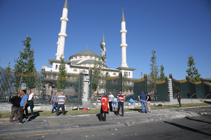 Böylece Cumhurbaşkanı Erdoğan'ın liderliğinde, milletin gayreti ve vatansever güvenlik güçleri sayesinde 15 Temmuz 2016'da gerçekleştirilen ihanet girişimine geçit verilmedi. Darbecilere karşı tarihte eşine az rastlanacak direniş örneği sergileyen aziz millet, karanlık gecede ülkenin istiklaline ve istikbaline bir kez daha sahip çıktı. İhanet girişiminde yaklaşık 9 bin askeri personel, 35 uçak, 37 helikopter, 74’ü tank 246 zırhlı araç ve 4 bine yakın hafif silah kullanıldığı kayıtlara geçti. Darbe girişiminin püskürtülmesinden sonra ülkenin birliğine, bağımsızlığına ve demokrasisine kasteden, karanlık emellerine ulaşmak için her türlü ihaneti göze alan darbecilerle hukuk önünde hesaplaşmak için savcılar harekete geçti.