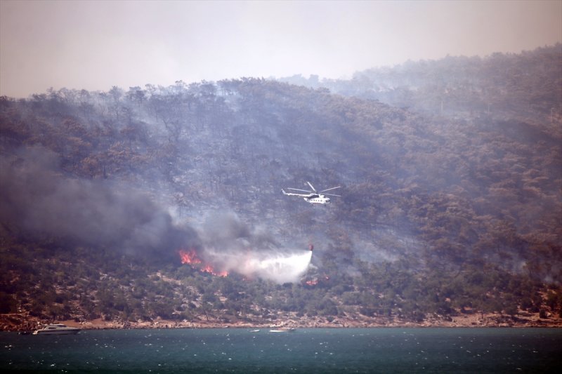 Söndürme helikopterleri de sabahın ilk ışıklarıyla bölgede çalışmaya başladı.