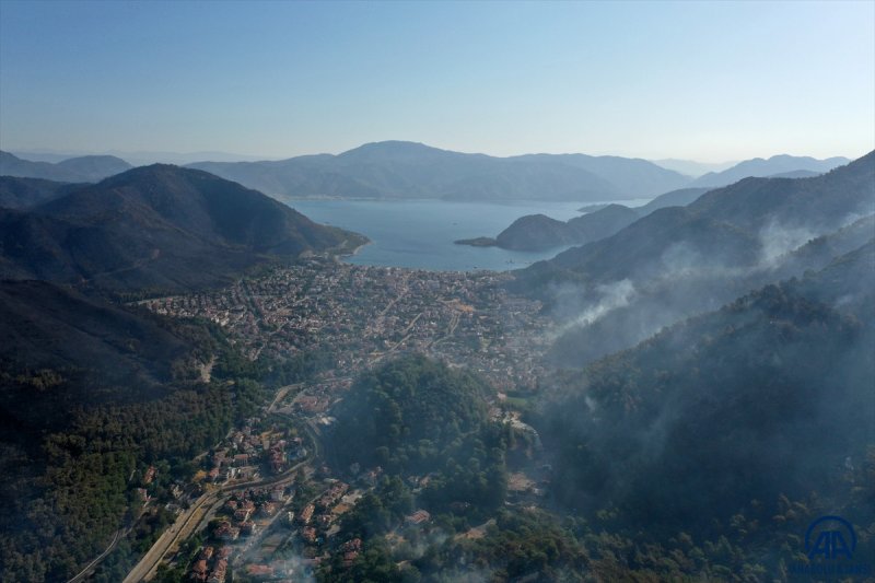 Bölgeye sevk edilen çok sayıda helikopter yangına havadan müdahale ediyor.