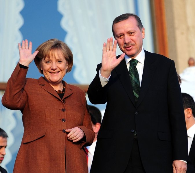 Dönemin Başbakanı Recep Tayyip Erdoğan, 30 Mart 2010'da Almanya Başbakanı Angela Merkel ile Çırağan Sarayı'nda düzenlenen Türk-Alman İş Formu'na katıldı.