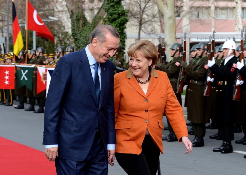Dönemin Başbakanı Recep Tayyip Erdoğan, 25 Şubat 2013'te Almanya Başbakanı Angela Merkel'i Başbakanlık Merkez Bina'da resmi törenle karşıladı.