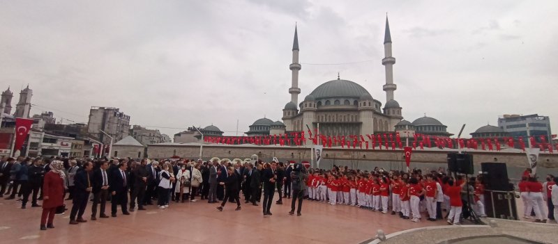 İstanbul Taksim'de 23 nisan coşkusu.