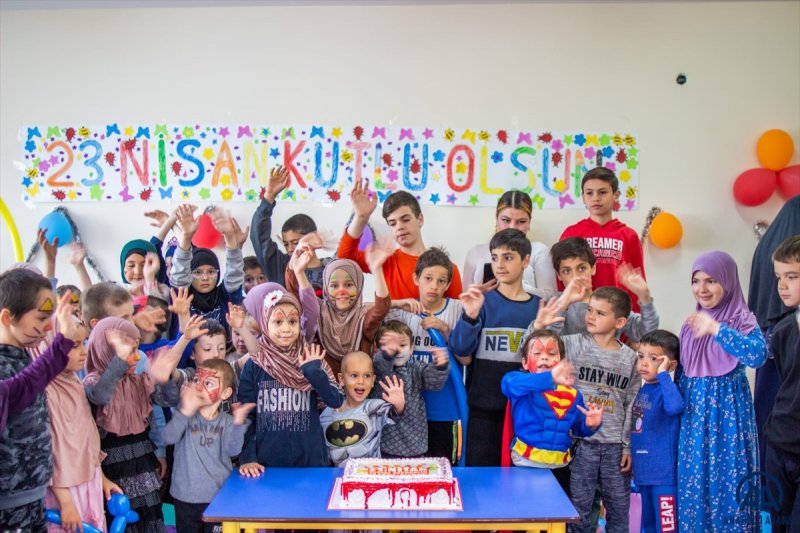 Savaş mağduru çocukların 23 Nisan coşkusu.