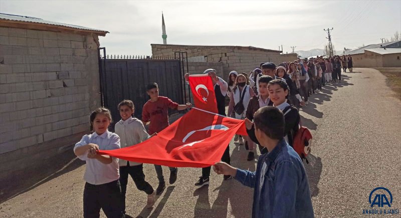 Van'da Özalp ilçesine bağlı Oymalık köyünde 23 Nisan Ulusal Egemenlik ve Çocuk Bayramı nedeniyle 430 öğrenci ve 26 öğretmen ellerinde bayraklarla köyü gezdi.
