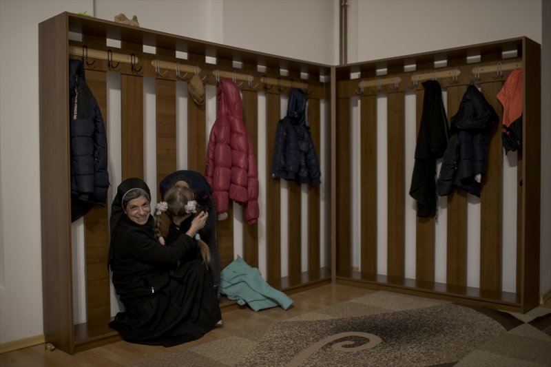 İsteyenlerin ayinlere katılabildiği manastırda, aidiyet duygusu kazanmaları ve topluluğun bir parçası haline gelmeleri için rutin yapılan işler sığınmacılar arasında bölüştürülüyor.