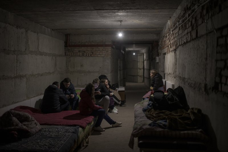 Ukraynalı siviller, manastıra sığındı #15
